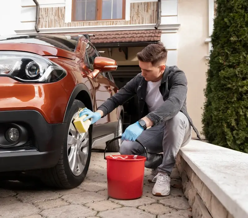 Lavage auto à domicile Outarville : professionnel intervenant sur un véhicule